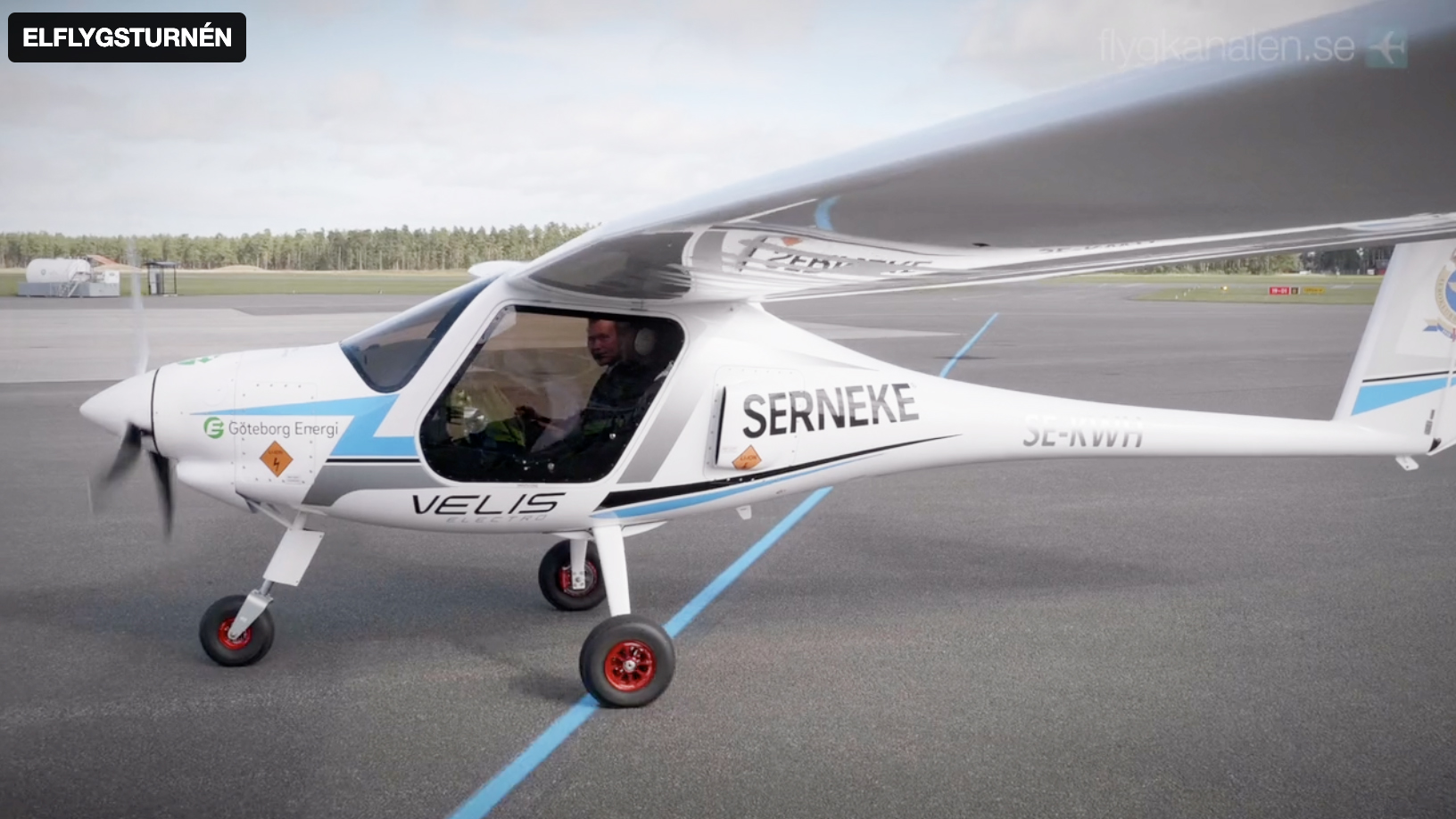 Sveriges första elflygplan på turné